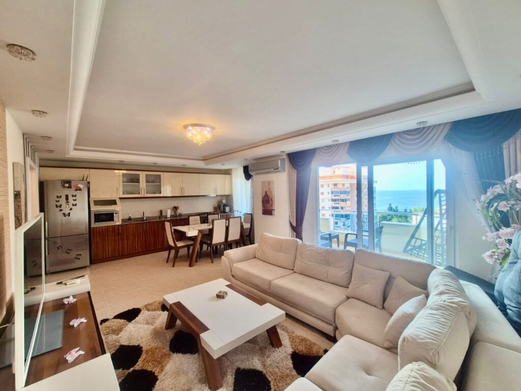Deniz manzaralı üç odalı daire