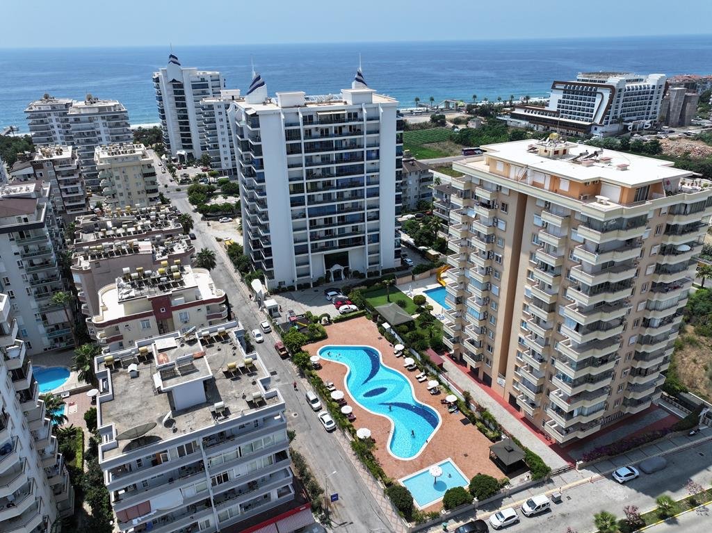 Двокімнатна квартира з величезним балконом з видом на басейн