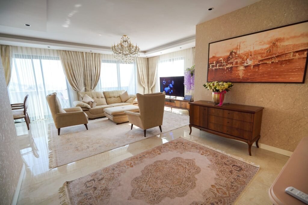 Beş yıldızlı bir otel içerisinde, iyi döşenmiş bir daire.