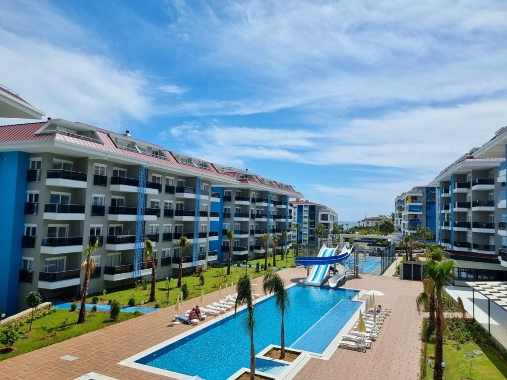 Квартира з видом на басейн у комплексі з великою територією