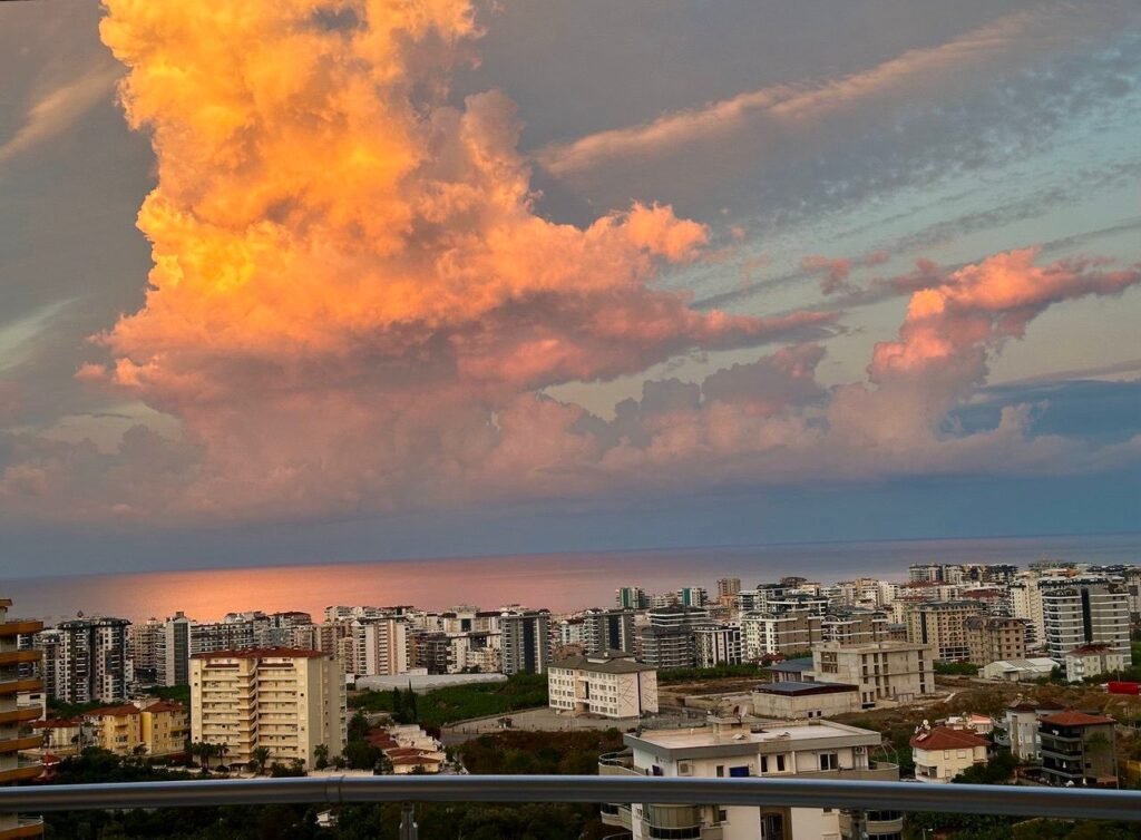 Просторная трёхкомнатная квартира с видом на море и горы в районе Махмутлар