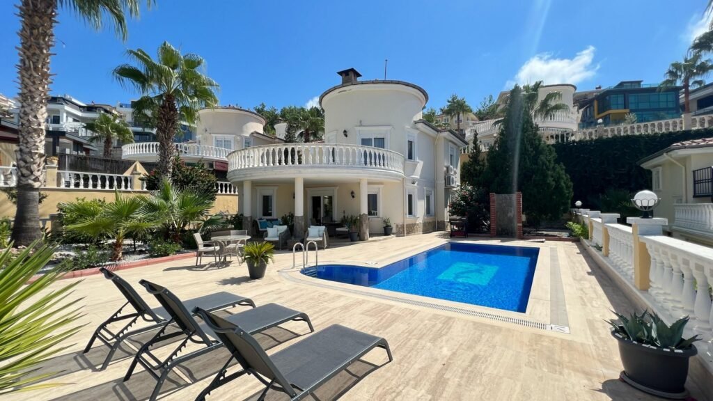 Вилла с большой придомовой территорией и открытыми видами