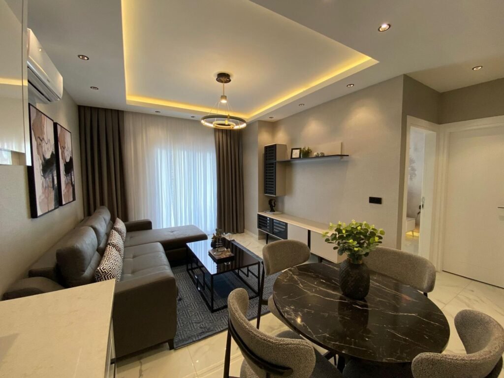 Современная двухкомнатная квартира с новой мебелью в районе Тосмур