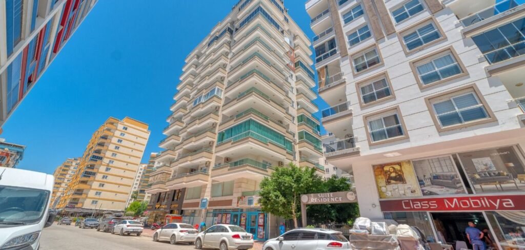 Below market price for a spacious apartment near the sea in a good complex