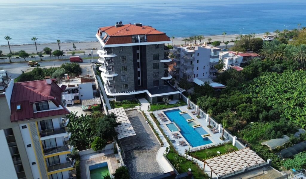 Kestel bölgesinde, sahil şeridinin ilk noktasında yer alan iki odalı daire.