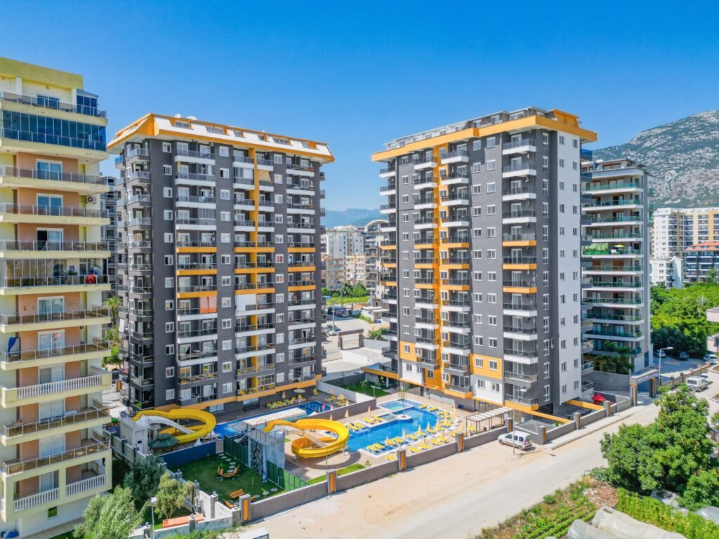 Просторная трёхкомнатная квартира с видом на море в современном комплексе в Махмутларе