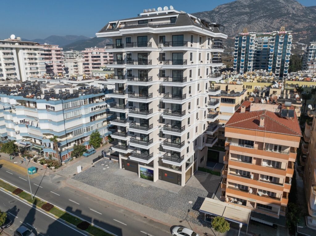Mahmutlar'da denize sıfır modern 2+1 daire – plaja sadece 100 metre!