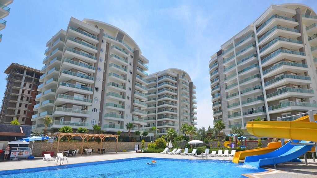 Студия с большой застеклённой террасой в комплексе отельного уровня — готовый вариант для отдыха и аренды