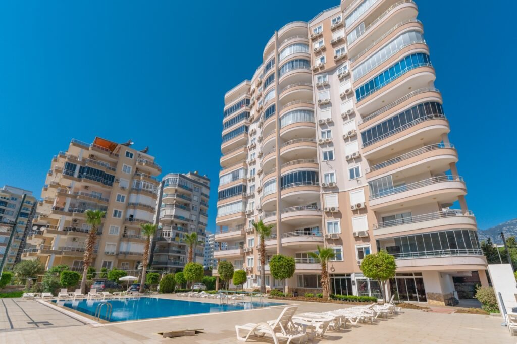 Просторная трёхкомнатная квартира с мебелью в комплексе с инфраструктурой в Махмутларе