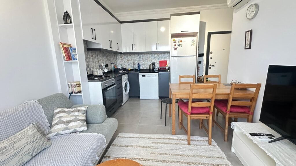 A cozy, furnished two-room apartment in a complex with amenities in Kestel.