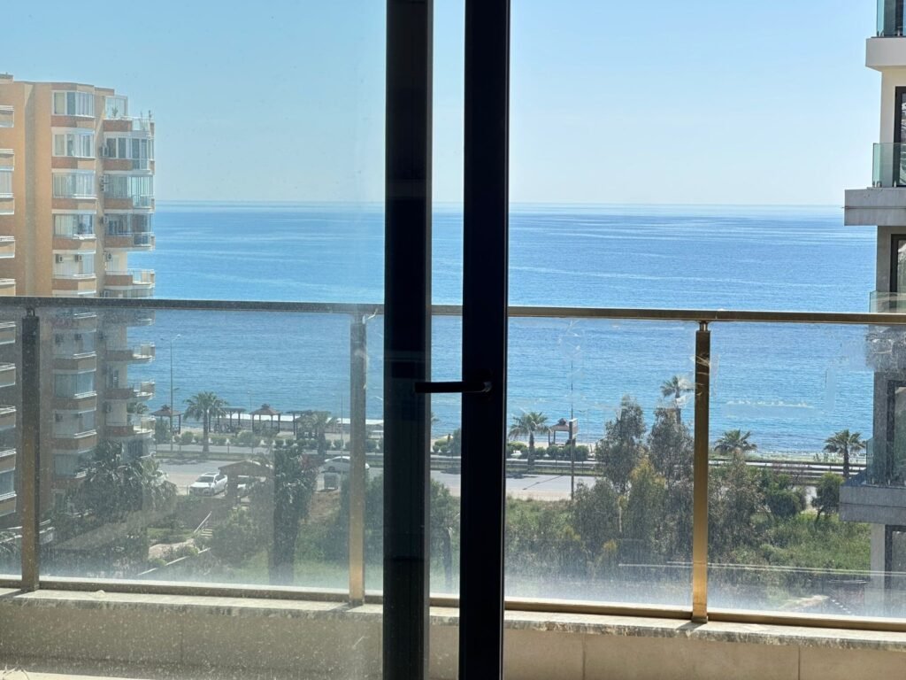 Deniz manzaralı üç odalı daire