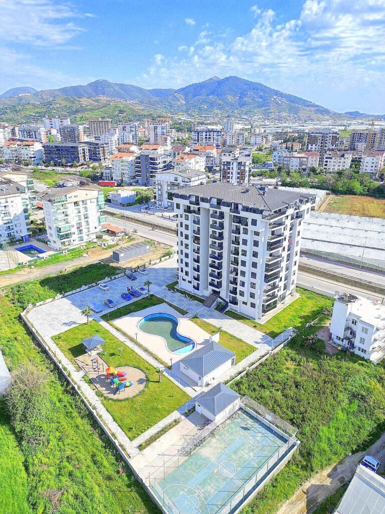Spacious three-bedroom apartment with mountain views in Gazipasa