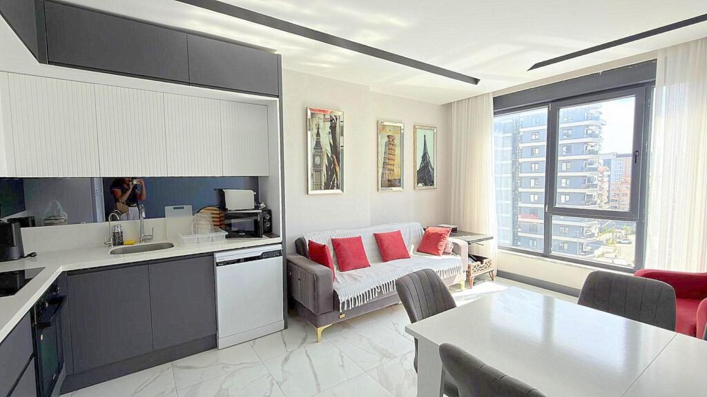 Finished 2+1 apartment for sale at below market price in the center of Mahmutlar