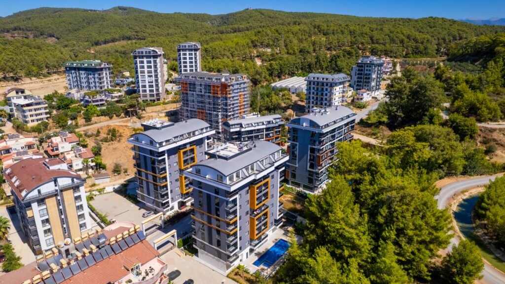 Продаж двокімнатної квартири в Авсалларі поряд з хвойним лісом.