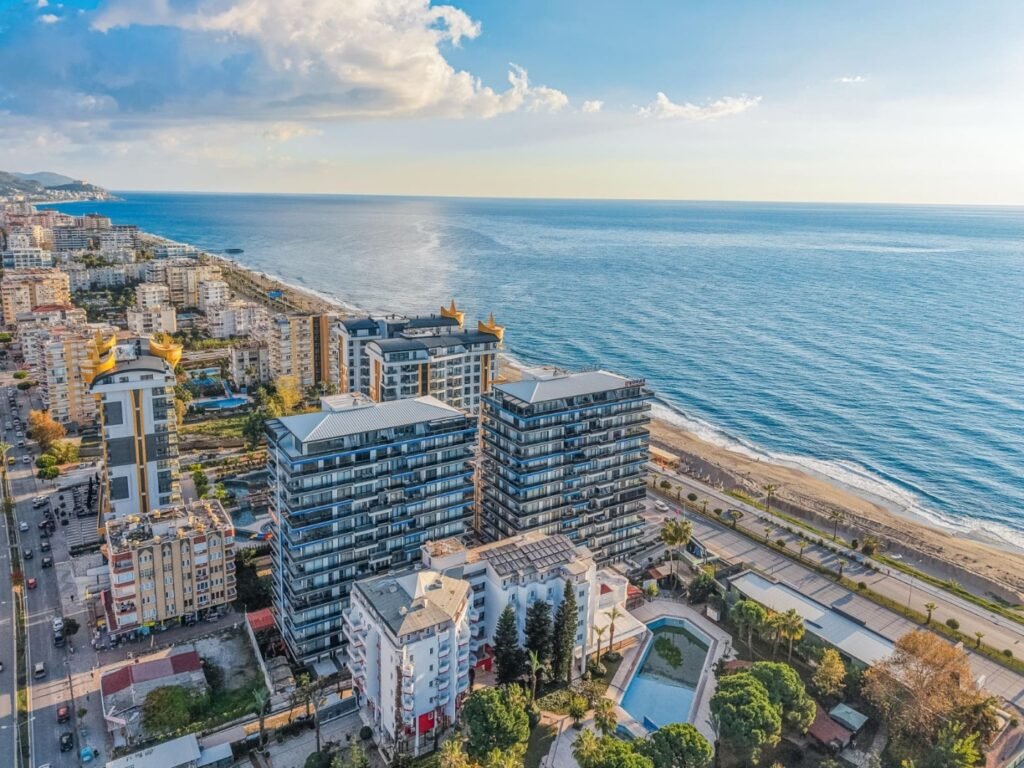 Продажа квартиры 1+1 на первой береговой линии с видом на море в Махмутларе