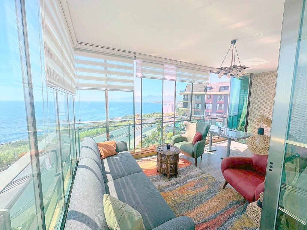 Luksusowy apartament 2+1 w pierwszej linii zabudowy w Kargicak – panoramiczny widok na morze z każdego pokoju