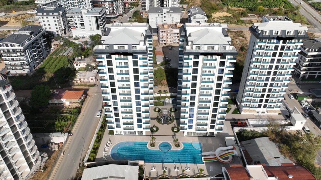 New 1+1 corner apartment for sale on a high floor with panoramic views in a premium complex in Mahmutlar