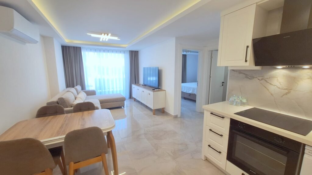 Alanya'nın merkezinde 2+1 daire – deniz kenarında tatil için hemen taşınmaya hazır bir daire.