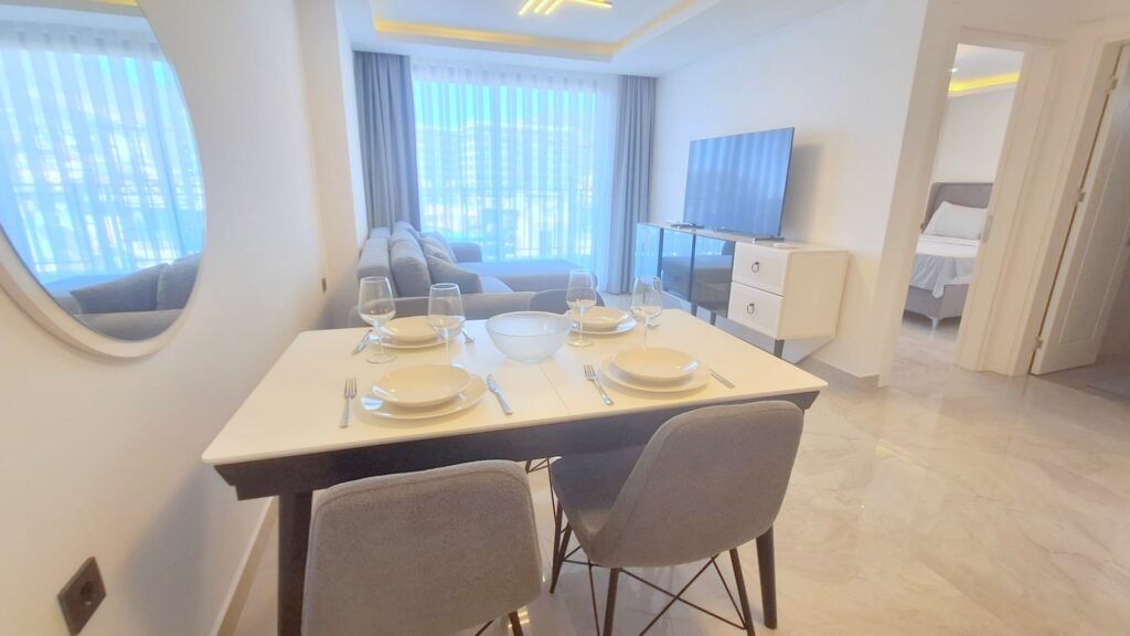 Alanya'nın merkezinde, yüksek katta ve tatil köyü altyapısına sahip 2+1 daire.