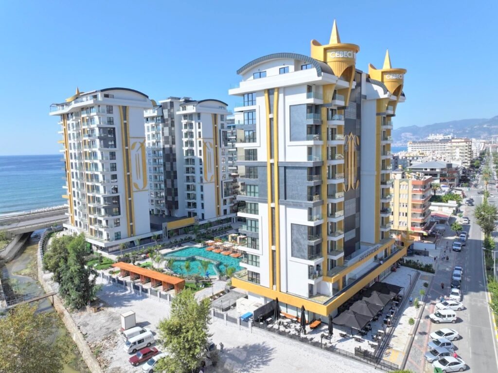Продажа меблированной квартиры 1+1 с панорамным видом и собственным пляжем в Махмутларе, Аланья