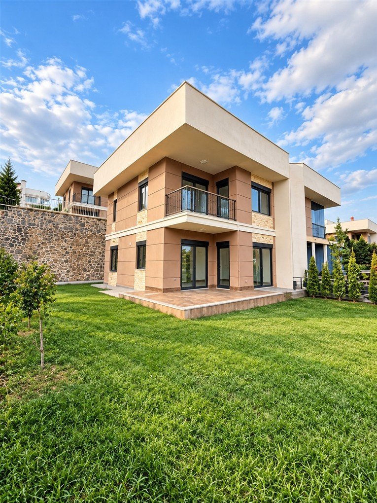 Продажа просторной виллы-дуплекса 3+1 площадью 270 м² в Каргыджаке, Аланья, с террасой и частичным видом на море